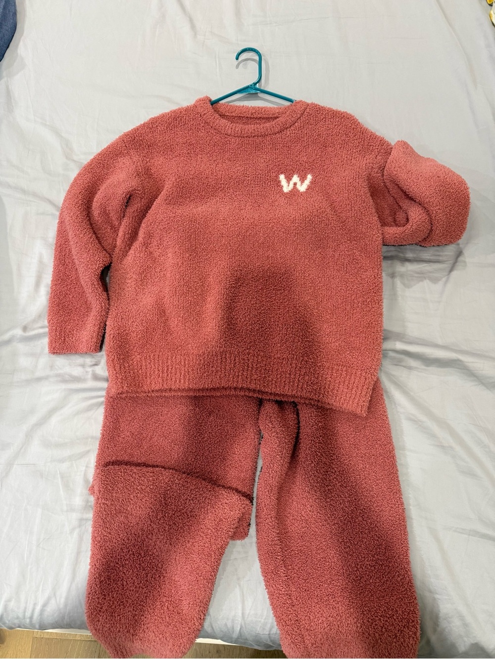 Cozy Rust Sherpa Lounge Set with 'W' Accent